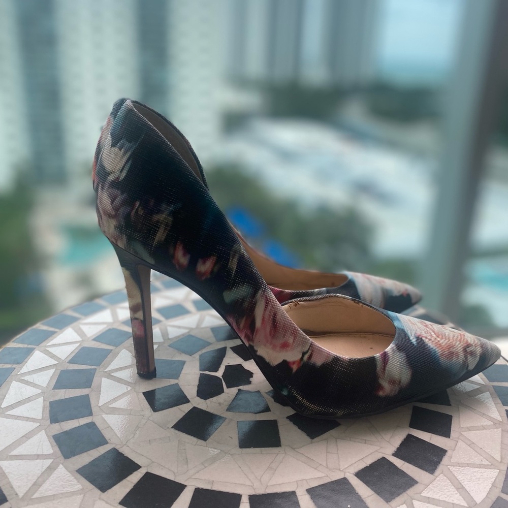 Jessica Simpson floral print pumps